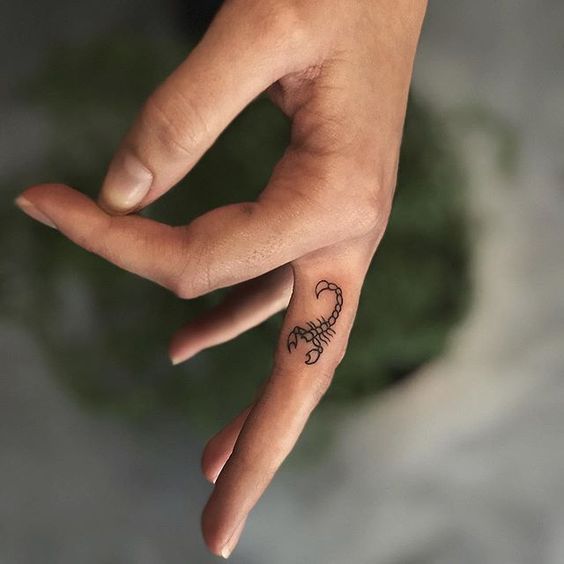 Hình tattoo bọ cạp nhỏ xíu ở tay