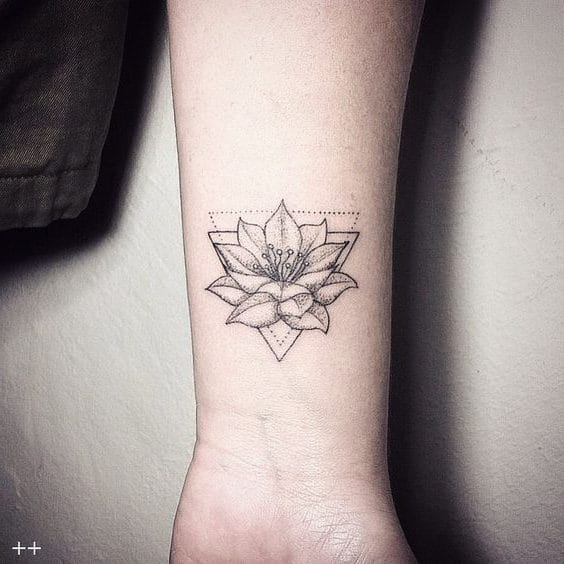 Hình tattoo bông hoa sen cổ tay