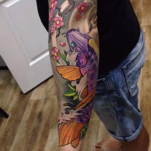 Hình tattoo cá chép Koi thường có nhiều màu sắc