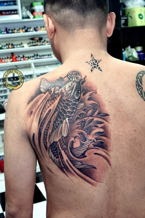 Hình tattoo cá chép nhỏ sau lưng