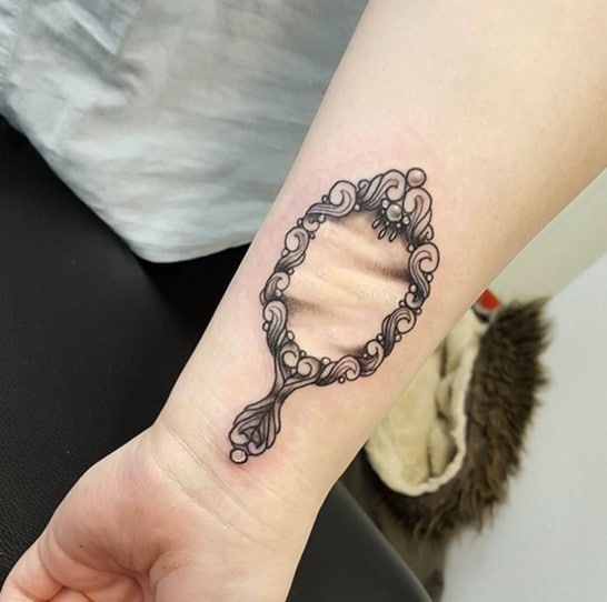 Hình tattoo chiếc gương ý nghĩa cho nam