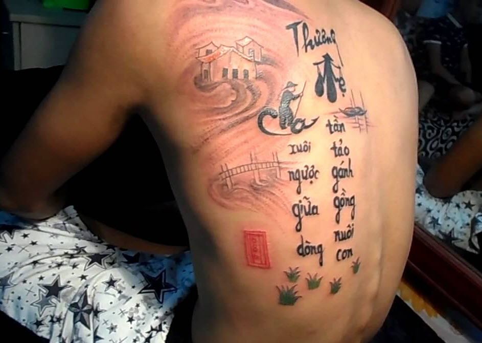 Hình tattoo chữ cha mẹ ý nghĩa sau lưng