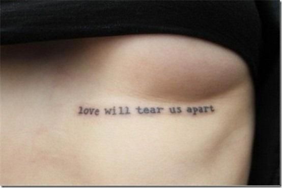 Hình tattoo chữ cực nhỏ cho nữ ở ngực