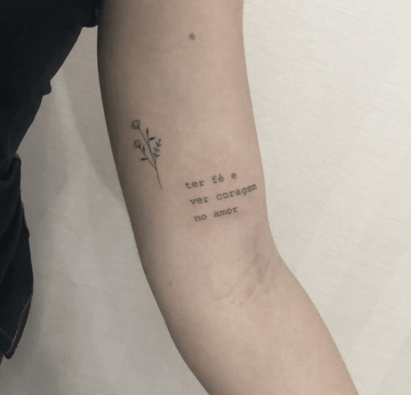 Hình tattoo chữ ở bắp tay đẹp cho nữ