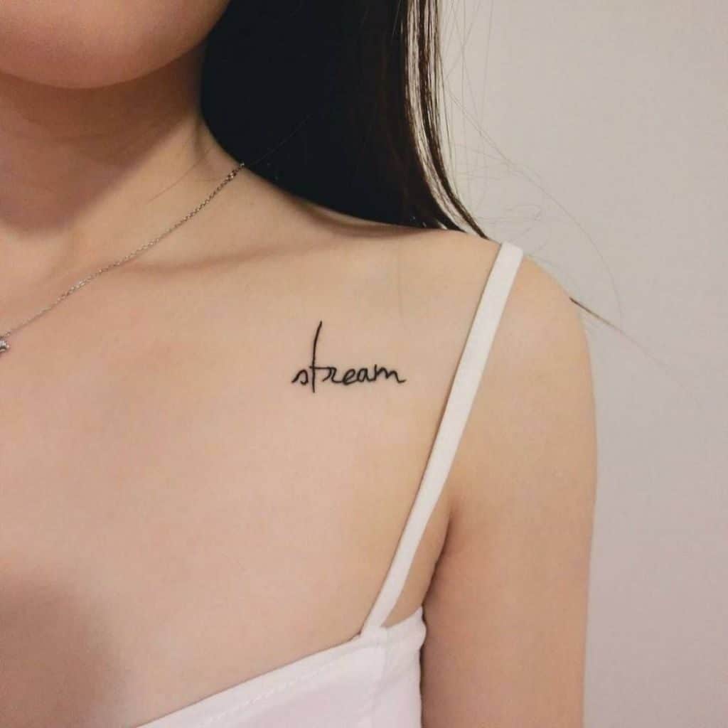 Hình tattoo chữ ở ngực nhỏ ý nghĩa cho nữ