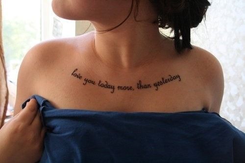 Hình tattoo chữ ở ngực nữ đẹp chất cho con gái