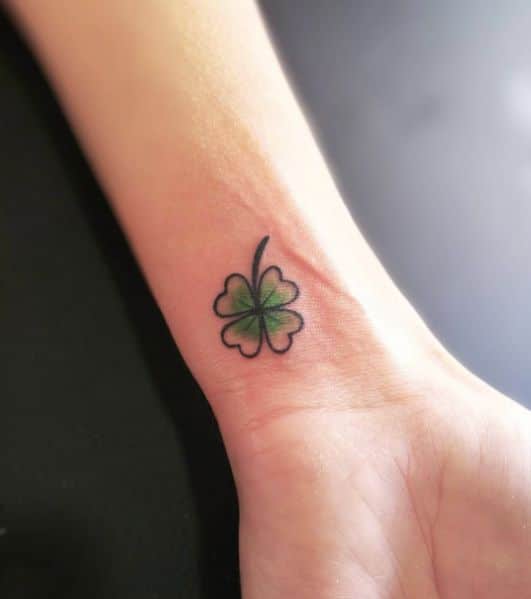 Hình tattoo cỏ bốn lá ở cổ tay
