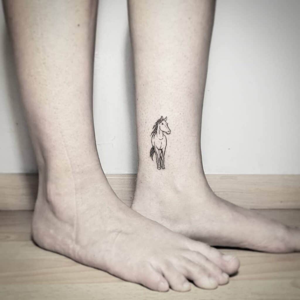 Hình tattoo con ngựa mini ở chân