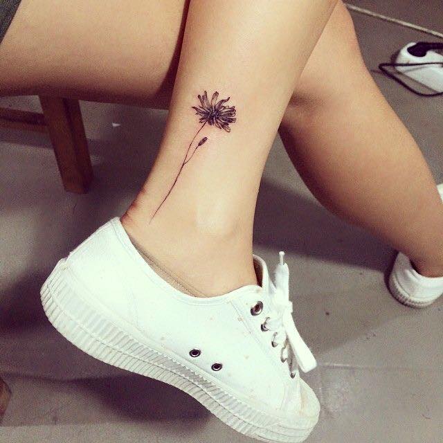 Hình tattoo hoa cúc dại đen trắng