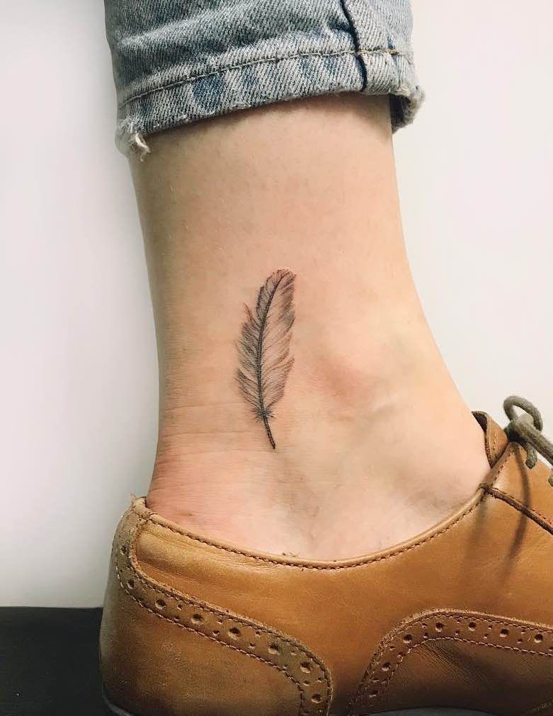 Hình tattoo lông vũ nhỏ ở chân