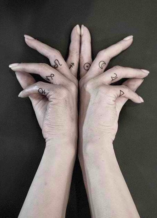 Hình tattoo ngón tay chất cho nữ