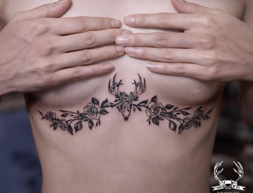 Hình tattoo ngực dưới cho nữ