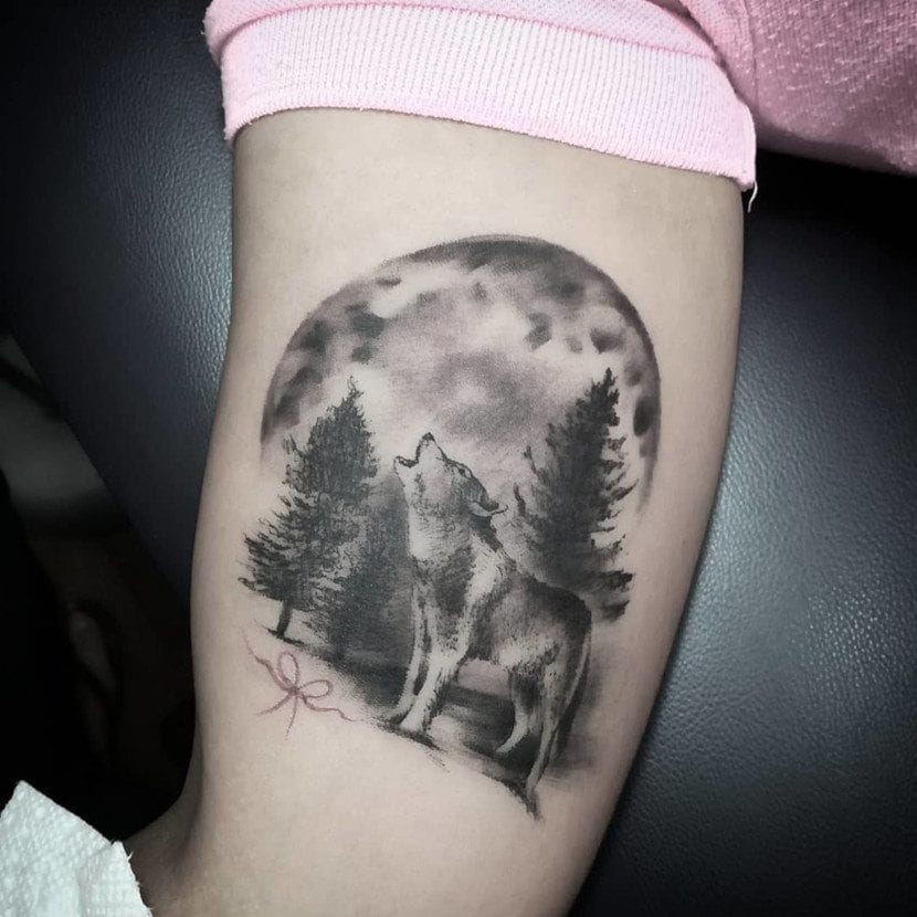 Hình tattoo sói hú mặt trăng dẹp