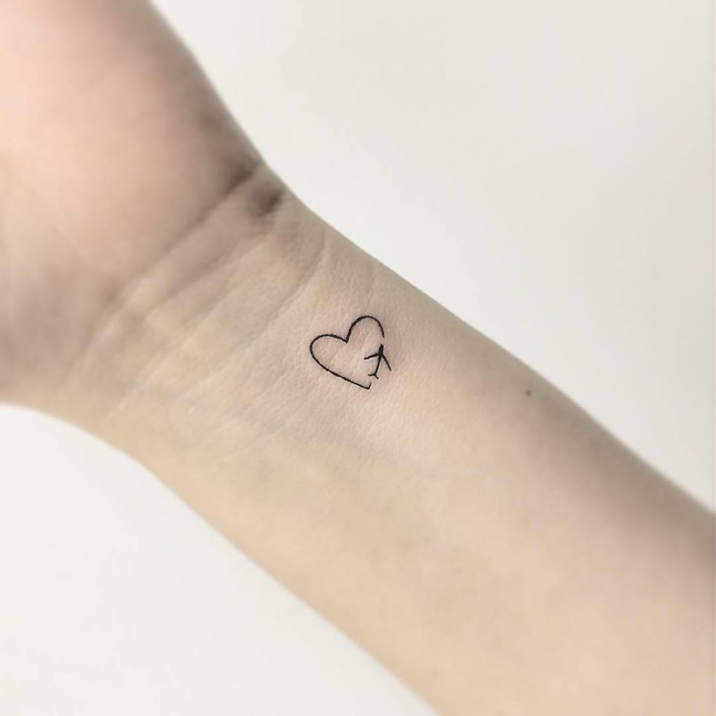 Hình tattoo trái tim mini ở cổ tay nữ