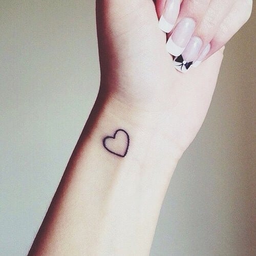 Hình tattoo trái tim ở cổ tay