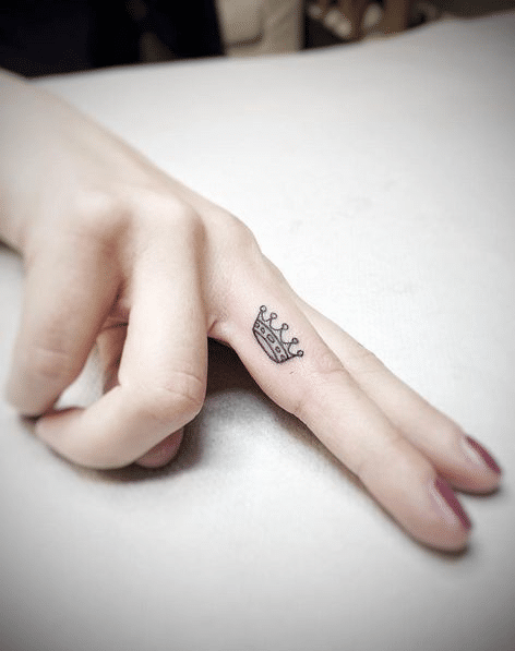 Hình tattoo vương miện ngón tay đẹp