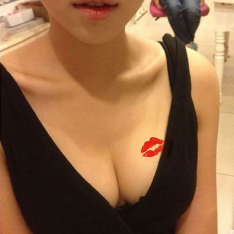 Hình xăm đôi môi đẹp trên ngực nữ