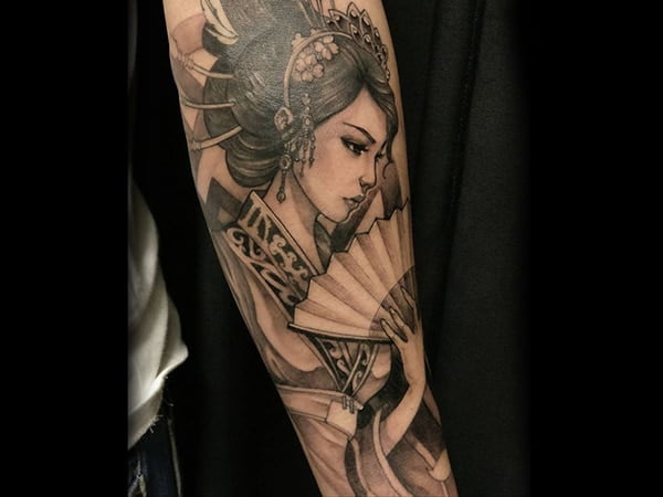 Hình xăm geisha duyên dáng ở bắp tay