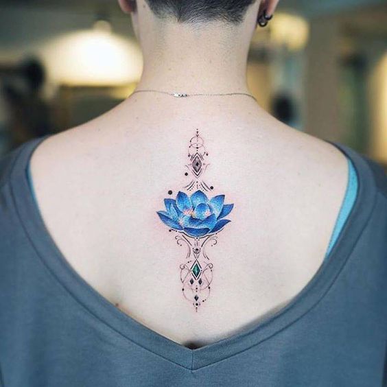 Hὶnh xǎm hoa sen màu xanh trȇո lưng