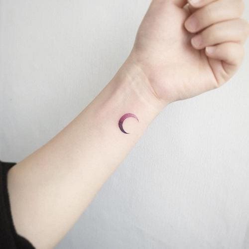 tattoo mặt trăng khuyết nhỏ xinh