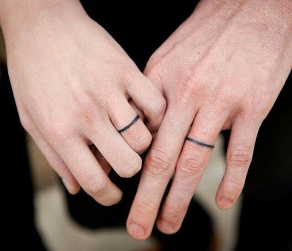 Hình xăm nhẫn ngón tay đơn giản và giản dị giành riêng cho những cặp đôi