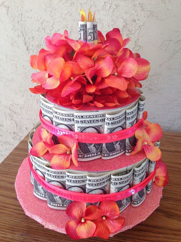 Hoa kèm tiền và bánh chúc mừng sinh nhật