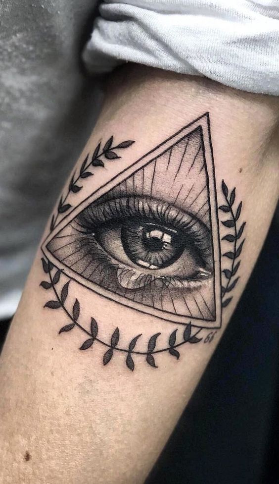 Hút ánh nhìn với tattoo con mắt trong tam giác