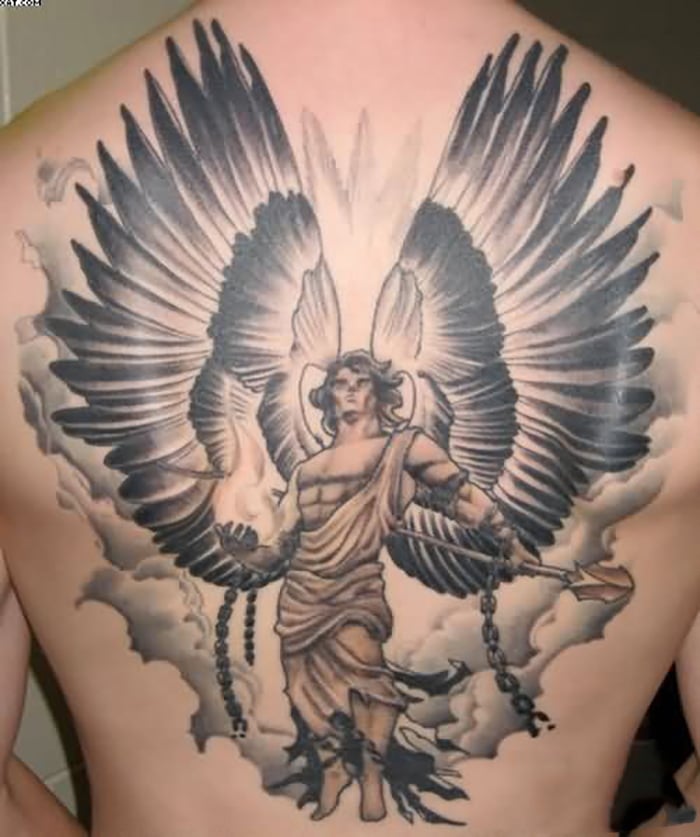Không thể rời mắt trước mẫu tattoo thiên thần ở lưng tuyệt đẹp này