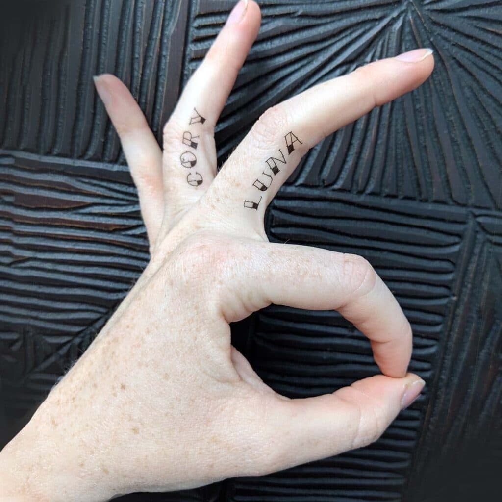Kiểu chữ lạ và độc đáo xăm trên ngón tay của nữ giới