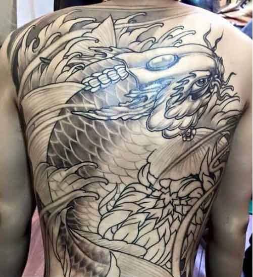 Kiểu tattoo cá chép xăm kín lưng nhẹ nhàng nhưng đầy cuốn hút