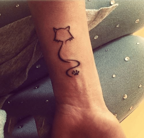 Kiểu tattoo chú mèo đang ngồi