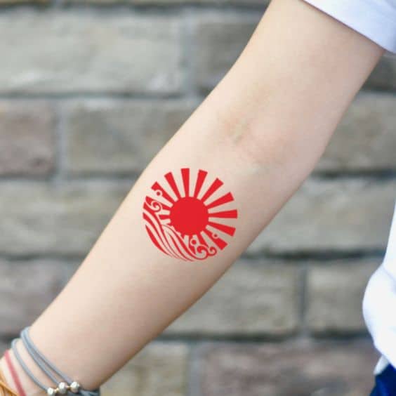 Kiểu tattoo mặt trời đỏ trên cánh tay đẹp