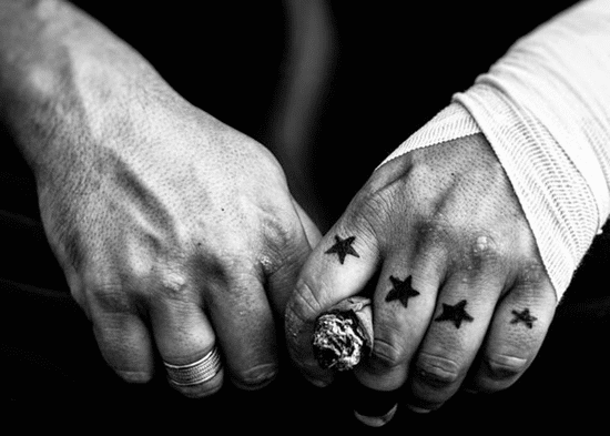 Kiểu tattoo ngôi sao nhỏ ở ngón tay