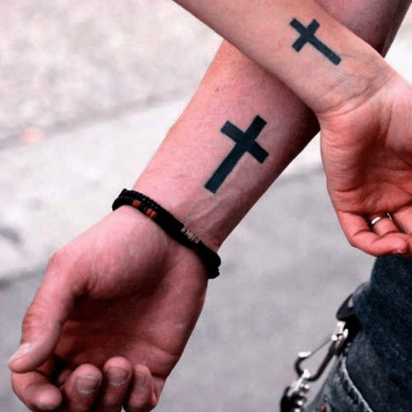 Kiểu tattoo thánh giá đơn giản ở tay