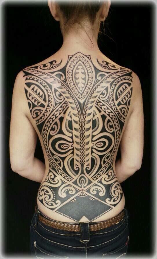 Kiểu xǎm Maori kίn lưng cho nữ