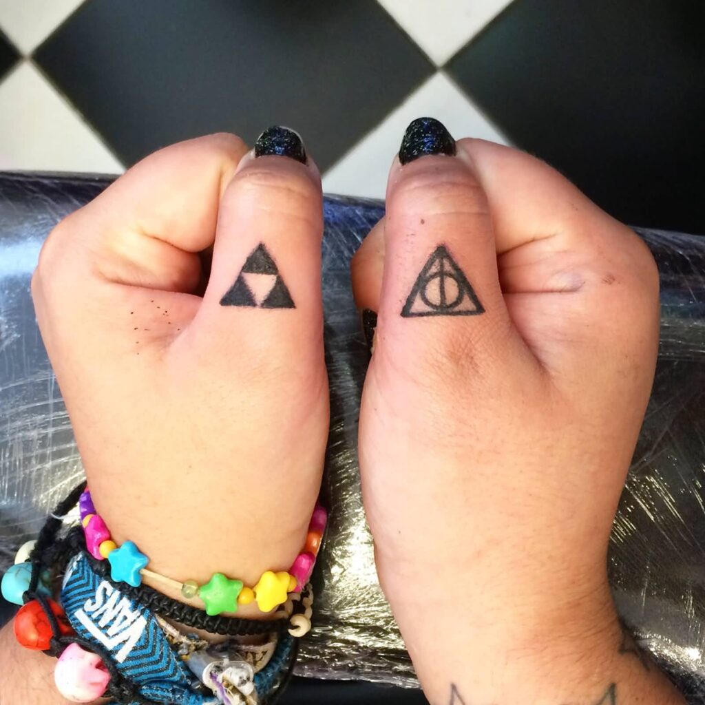 Kiểu xăm biểu tượng tam giác ấn tượng ở ngón cái cho nữ