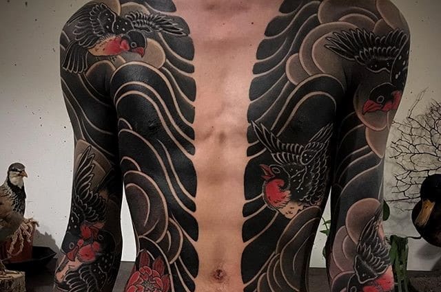 Kiểu xăm kín ngực blackwork phong cách Nhật Bản độc lạ