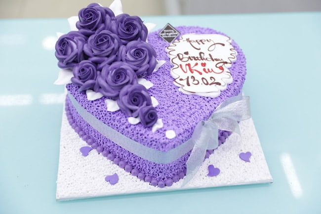 Mẫu bánh kem trái tim màu tím tặng sinh nhật vợ
