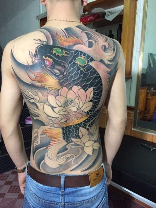Mẫu tattoo cá chép hoa sen kín lưng ý nghĩa và phong cách