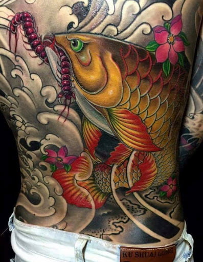 Mẫu tattoo cá rồng bít lưng cho phái mạnh
