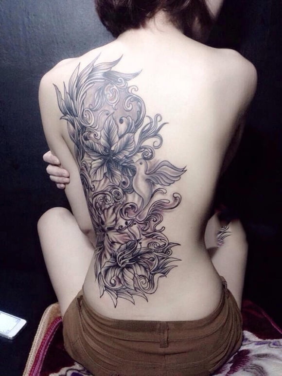 Mẫu tattoo chim hoa nửa lưng cho con gái