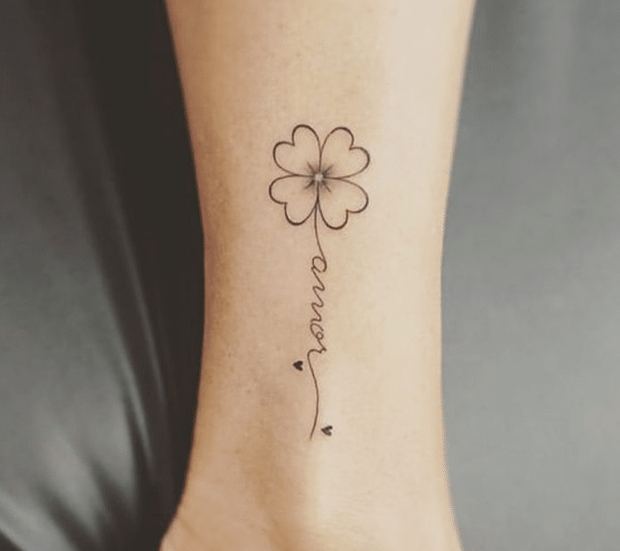 Mẫu tattoo cỏ bốn lá thể hiện cho sự may mắn