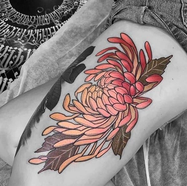 Mẫu tattoo hoa cúc ở bắp chân