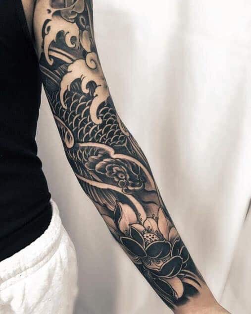 Mẫu tattoo hoa sen cá chép đen trắng cho phái đẹp