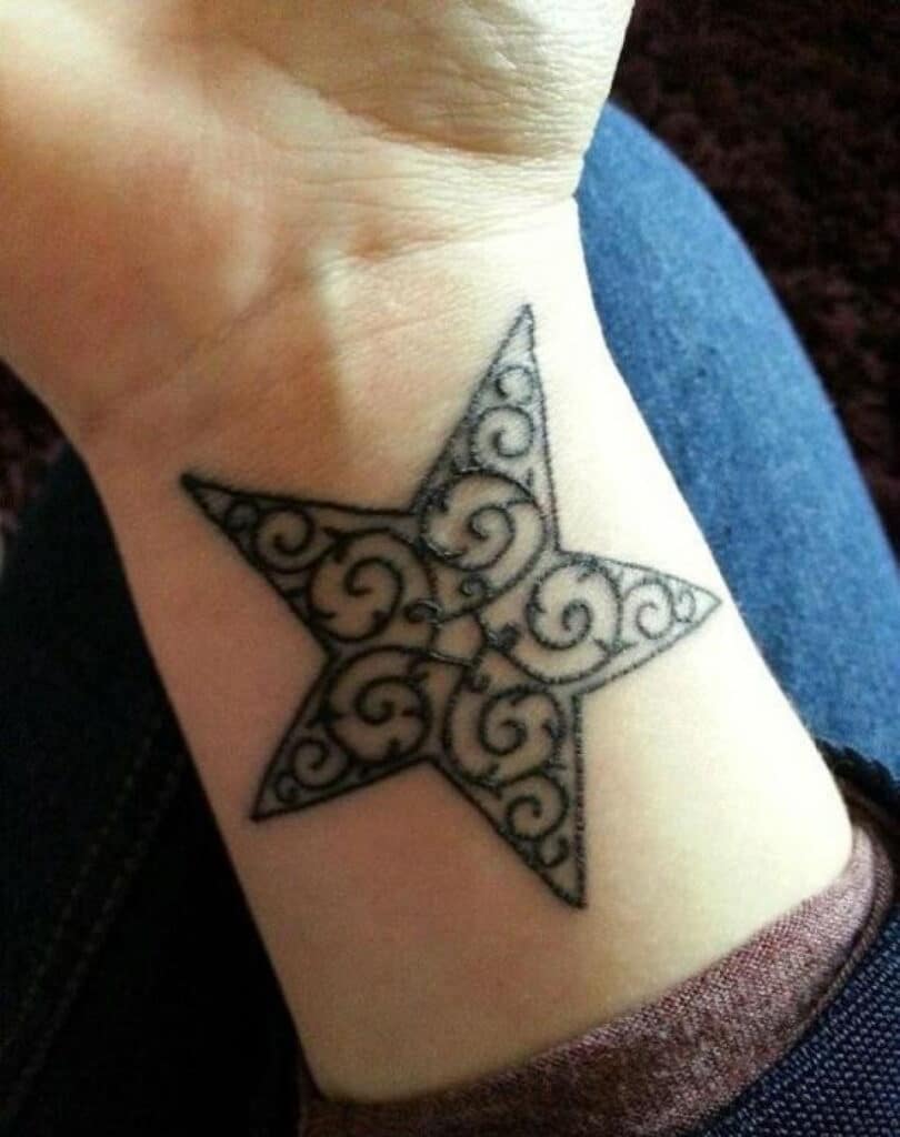 Mẫu tattoo ngôi sao hoa văn đầy nghệ thuật