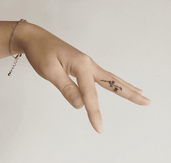Mẫu tattoo nhành hoa ở ngón tay nổi bật và đáng yêu