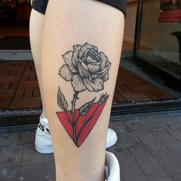 Mẫu tattoo tam giác hoa hồng đốn tim người nhìn