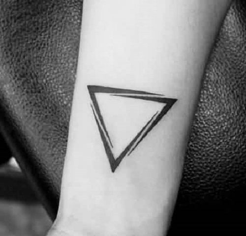 Mẫu tattoo tam giác xăm ở bắp tay giản dị