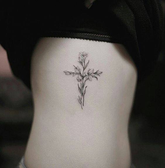 Mẫu tattoo thánh giá cách điệu cho nữ