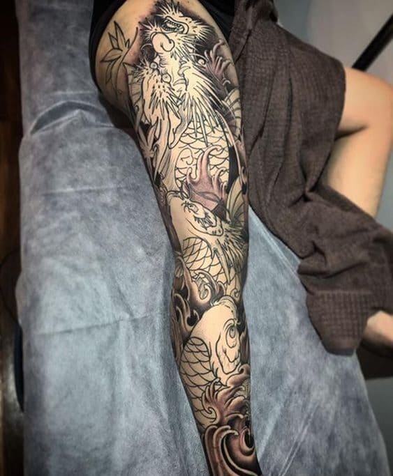 Mẫu tattoo xăm cá chép mặt quỷ ở chân nữ